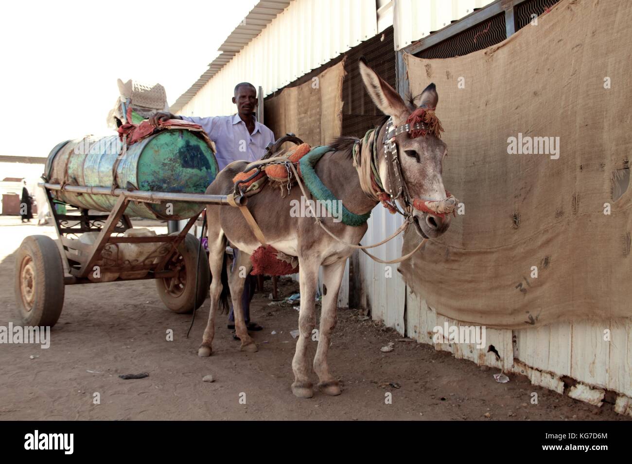 Vendre de l'eau à partir de l'homme l'âne panier réservoir en marché d'Omdurman, Khartoum, Soudan Banque D'Images