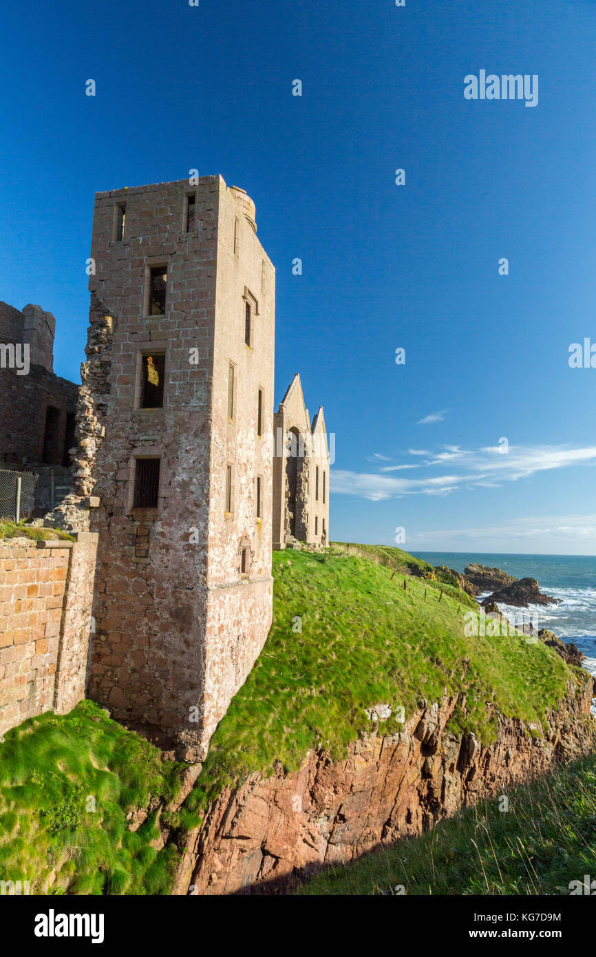 La falaise ruines de Slains Castle sur la côte de la mer du Nord dans l'Aberdeenshire, Ecosse - aurait été l'inspiration pour le roman de Bram Stoker "Dracula". Banque D'Images