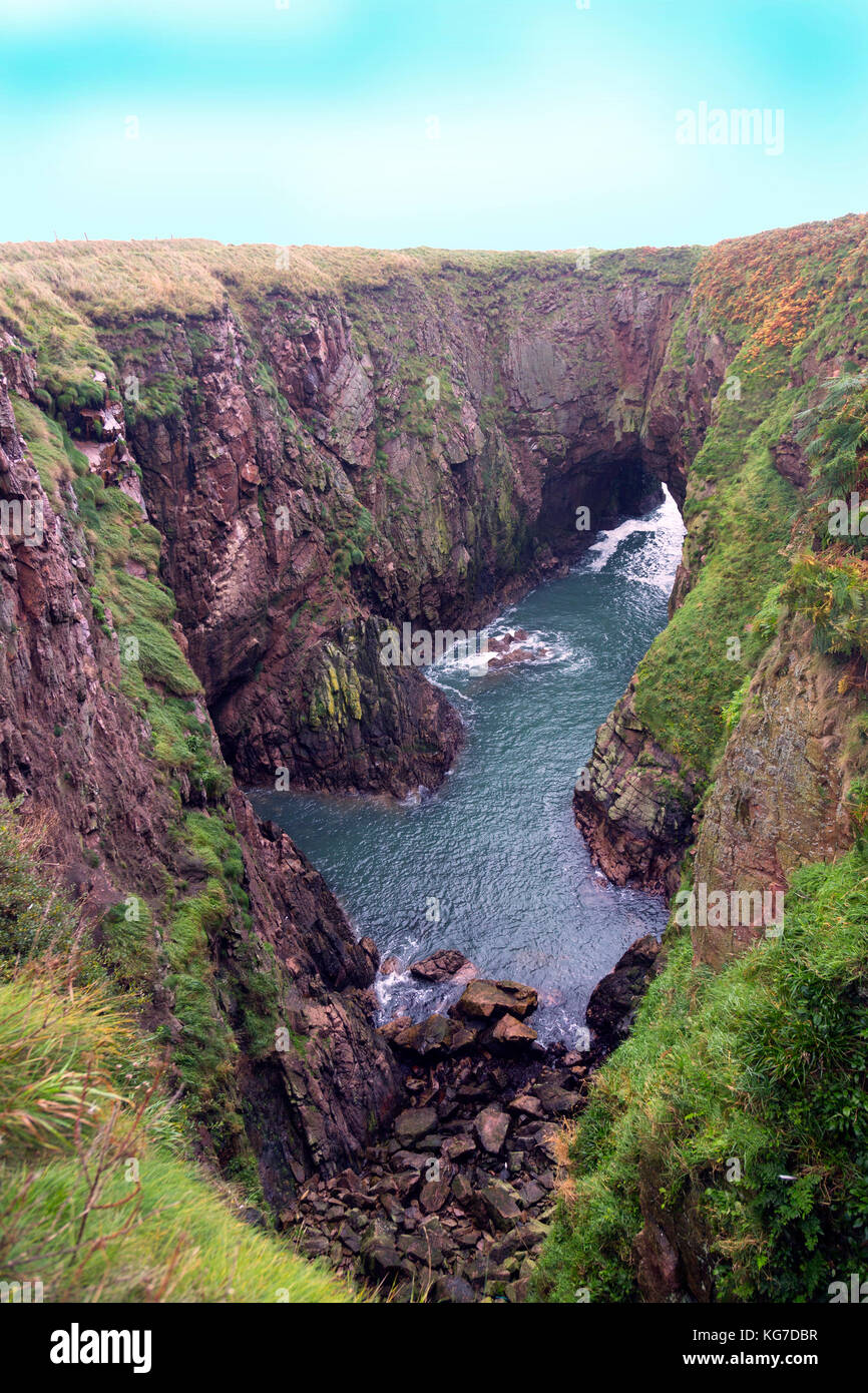 L'Bullers de Buchan est une baie de la côte spectaculaire de la côte près de l'Aberdeenshire, Ecosse Peterhead formé à partir d'une grotte effondrée. Banque D'Images