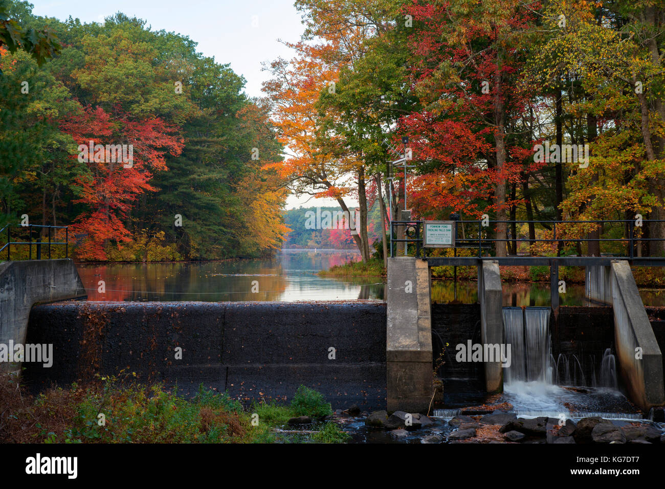 Trickling Falls et Powwow Étang en automne avec des feuillages d'automne, à l'Est de Kingston, New Hampshire, USA Banque D'Images