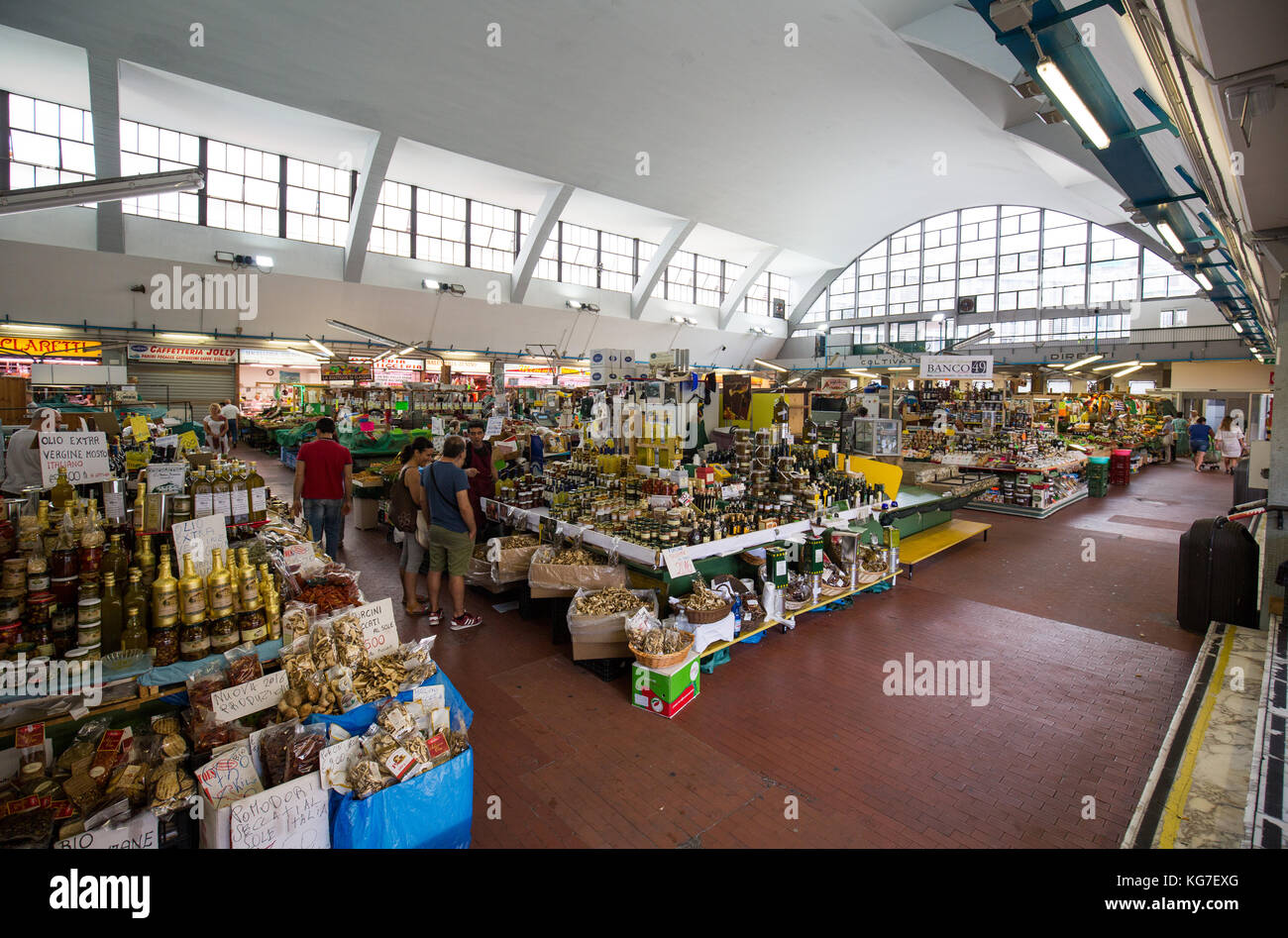 Shopping touristique au mercato annonario marché couvert, San Remo, Italie Photo Stock Alamy