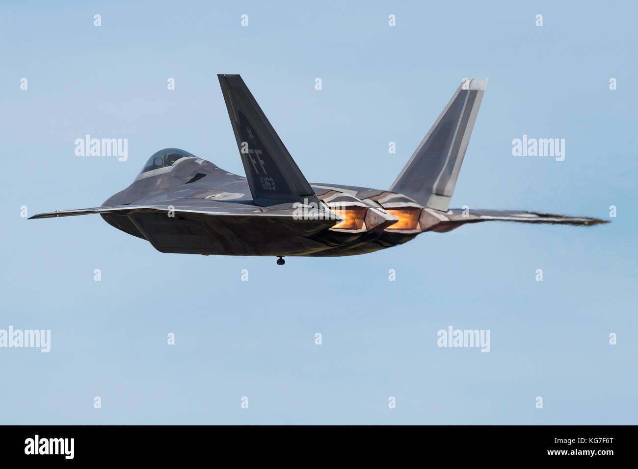 Un F-22 Raptor cinquième génération, un bi-moteur, par tous les temps, un chasseur tactique furtif développé pour l'United States Air Force. Banque D'Images