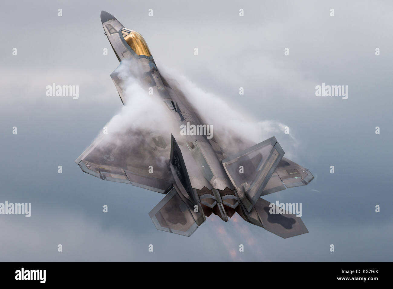 Un F-22 Raptor cinquième génération, un bi-moteur, par tous les temps, un chasseur tactique furtif développé pour l'United States Air Force. Banque D'Images