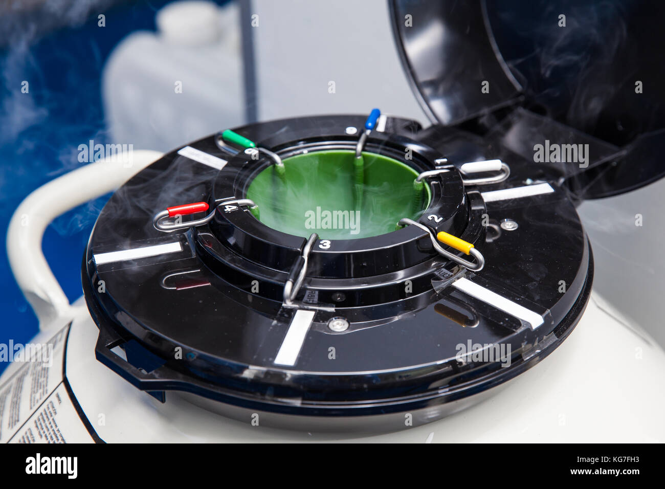 L'azote liquide réservoir cryogénique au laboratoire des sciences de la vie Banque D'Images