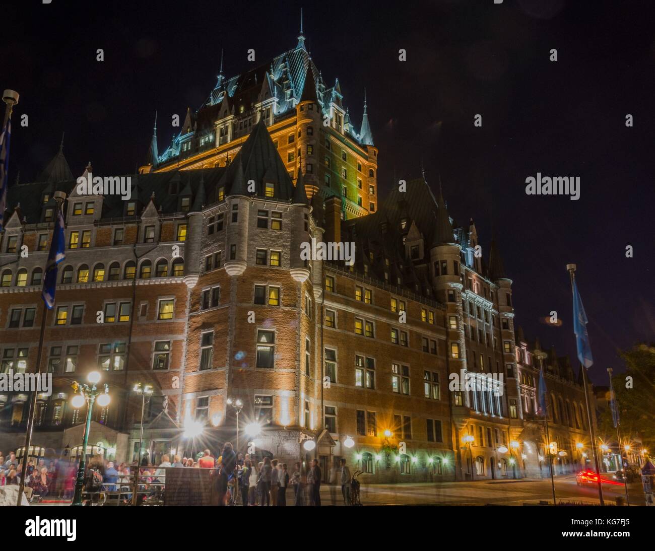 Les artistes de rue jouer devant une foule en face de l'Hôtel Fairmont Château Frontenac à Québec, Québec. Banque D'Images