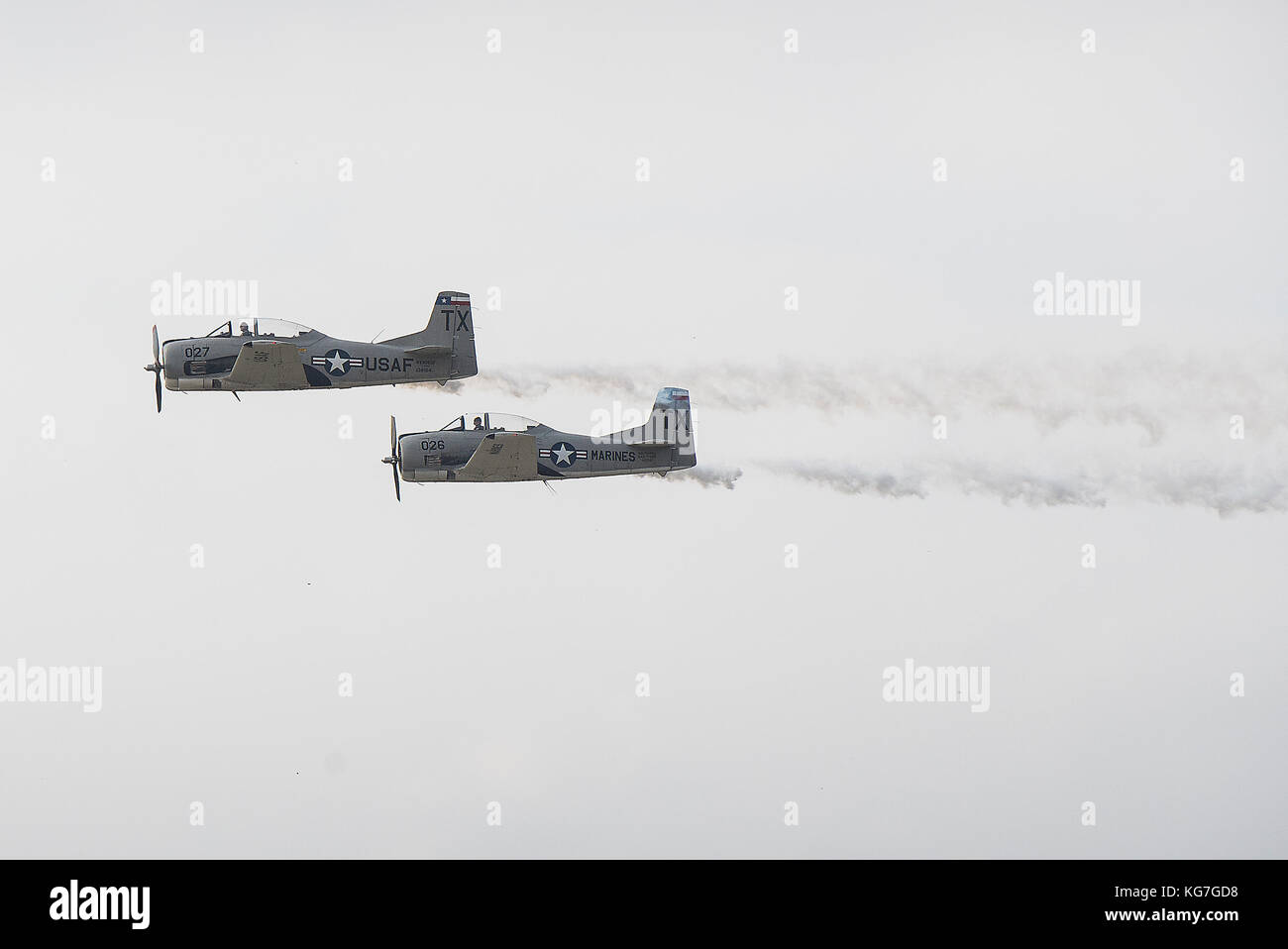 Le Phylyers Troie effectuer une démonstration dans leurs acrobaties aériennes T-28, au cours de la pratique avant le jour 2017 San Antonio Air Show Banque D'Images