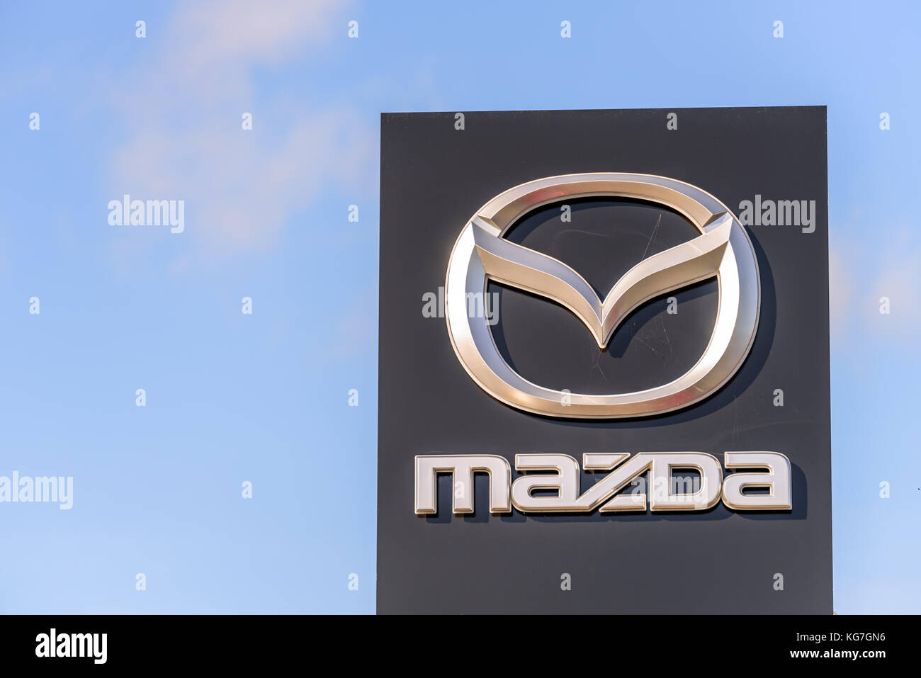 Northampton, Royaume-Uni - 25 octobre 2017 : vue de jour du logo Mazda au Riverside Retail Park. Banque D'Images