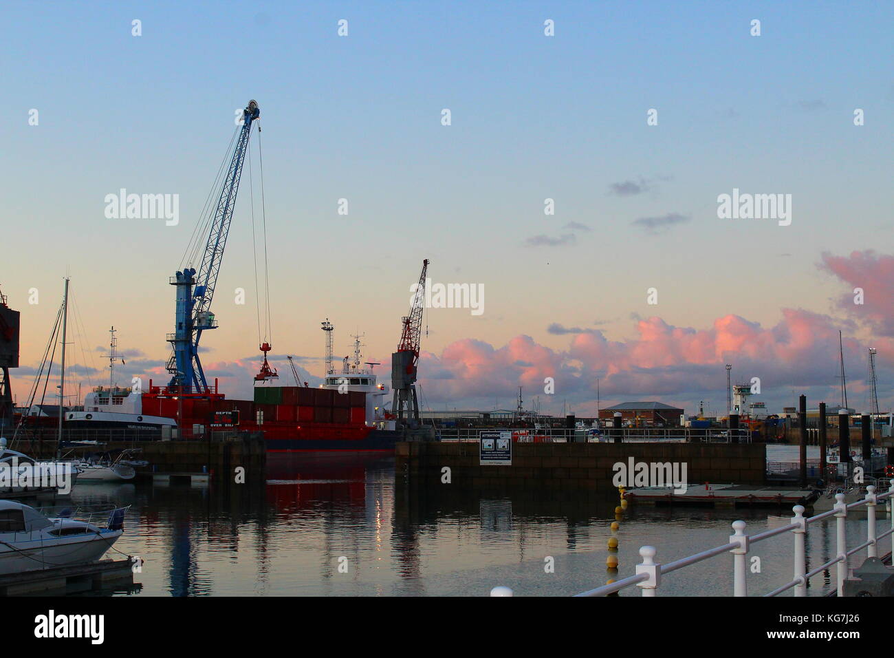 St Helier Harbour au lever du soleil Banque D'Images