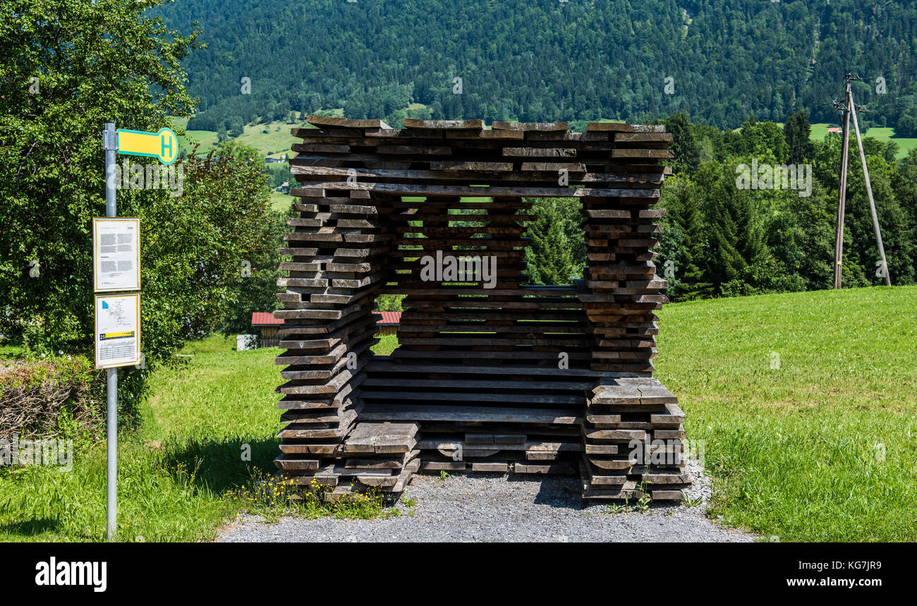 Krumbach, Autriche - 22 juillet 2017 : arrêt de bus par l'architecte Ensamble Studio Anton Garcia Abril et Debora Mesa, Krumbach, Bregenzer Wald, Autriche. Banque D'Images