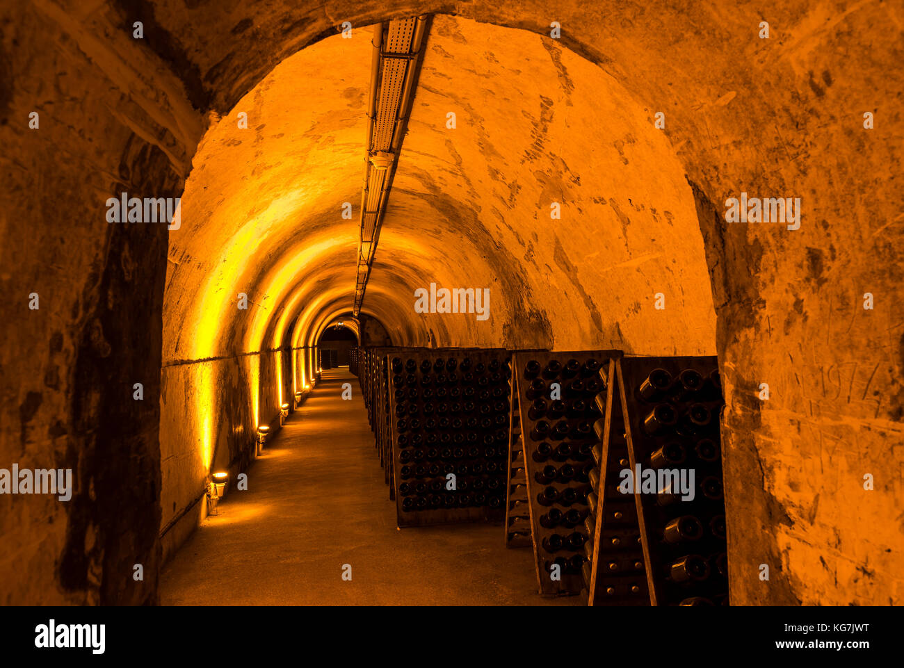 Reims, France - 14 juin 2017 : les caves de champagne Mumm maison avec de vieux pupitres dans un long couloir sombre, France. Banque D'Images