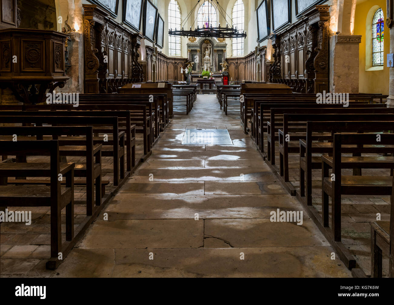 Hautvillers, France - le 9 juin 2017 : Intérieur de l'église de Reims avec la tombe de Dom Pérignon dans le quartier de Champagne vallee de la Marne Banque D'Images