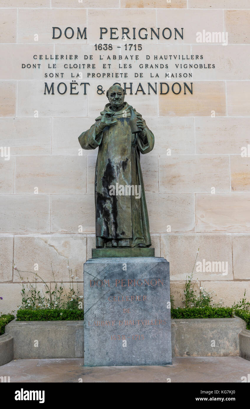 Epernay, France - le 13 juin 2017 : statue de Dom Pérignon dans le village de Champagne Epernay près de la maison de Champagne Moet Chandon, France. Banque D'Images