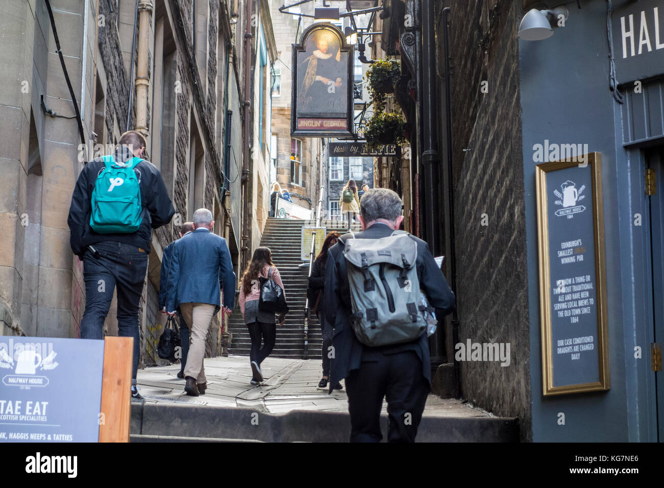Les gens marcher grimper les marches de Fleshmarket Close, vieille ville d'Édimbourg, Écosse, Royaume-Uni Banque D'Images