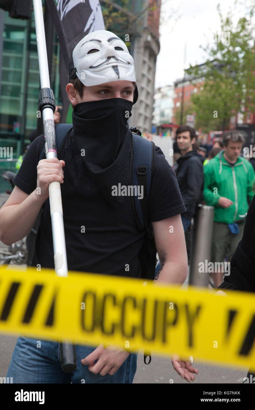 L'usure des manifestants 'V pour Vendetta' masques. 12 protestation peut occuper dans la ville de Londres a débuté pacifiquement dans la Cathédrale St Paul, mais s'est terminée par une électrique à l'extérieur de la Banque de l'Angleterre, où des manifestants ont été arrêtés. Banque D'Images