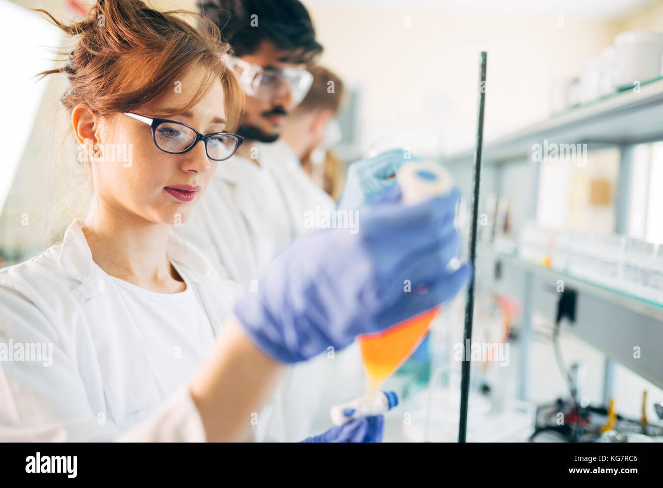 De jeunes étudiants de chimie de laboratoire de travail Banque D'Images