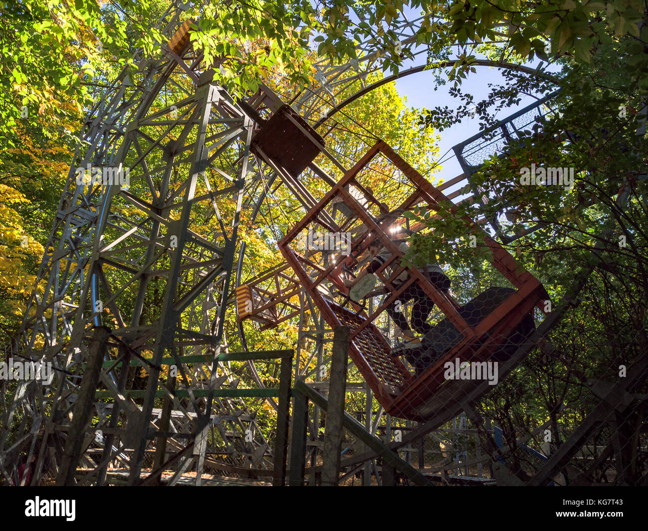 Nervesa della Battaglia, Italie - 10 octobre 2017 : Parc d'attractions avec des attractions construites à la main qui utilisent l'énergie musculaire et la force gravitationnelle. Banque D'Images