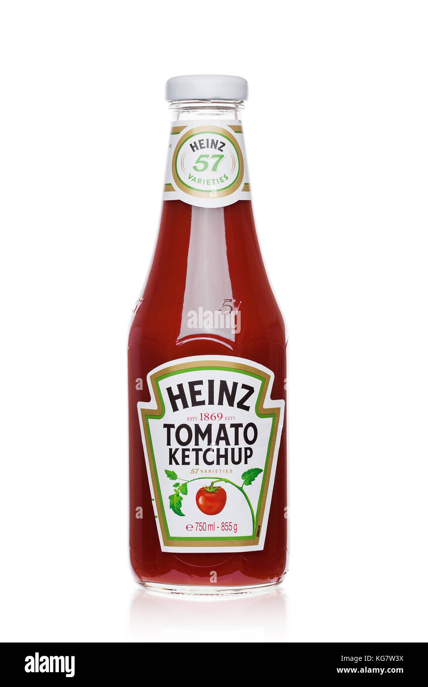 LONDRES, Royaume-Uni - 03 NOVEMBRE 2017 : une bouteille de Heinz Ketchup sur fond blanc. Banque D'Images