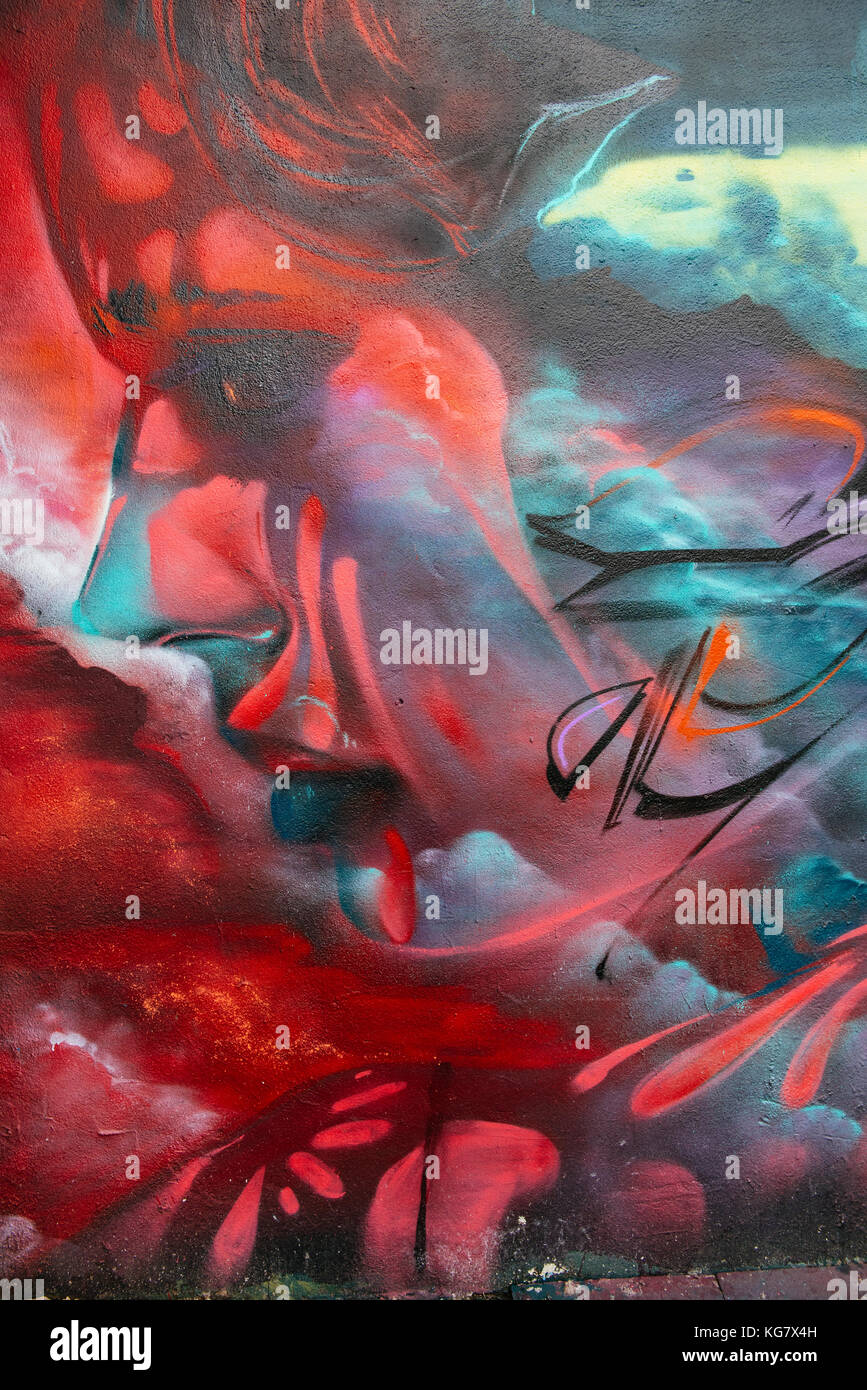 Visage rouge dans les nuages graffiti dans Camden Town, London, UK. Banque D'Images
