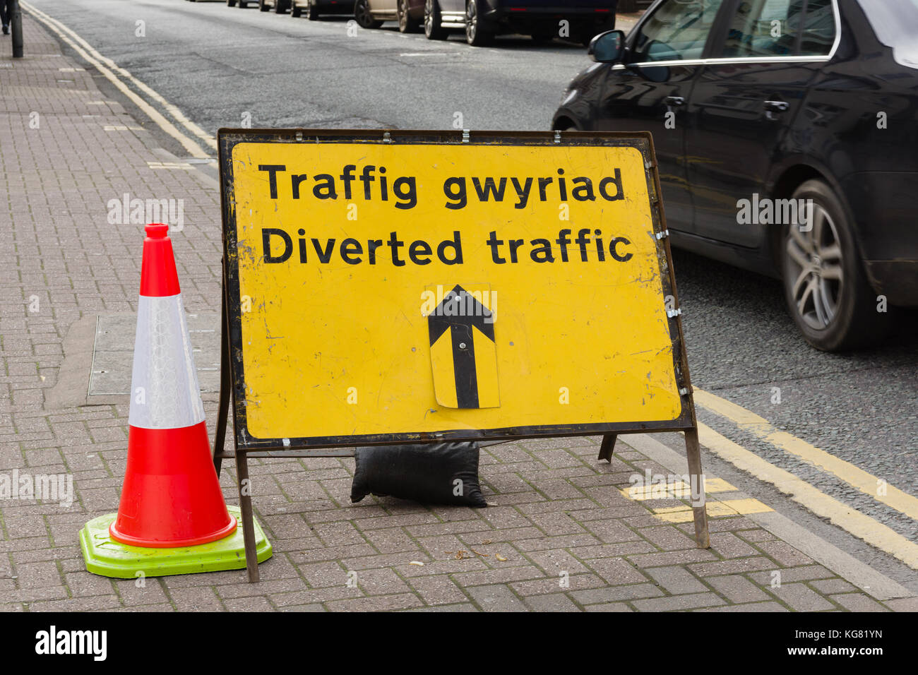 Panneau bilingue temporaire de déviation de la circulation en anglais et en gallois à la route et travaux de revêtement à Llangollen pays de Galles Royaume-Uni Banque D'Images