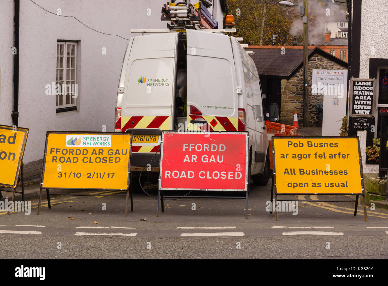 L'affichage bilingue en anglais et gallois au chemin temporaire et de chaussée fonctionne avec un blocage du véhicule Énergie SP Dee Lane à Llangollen Wales Banque D'Images