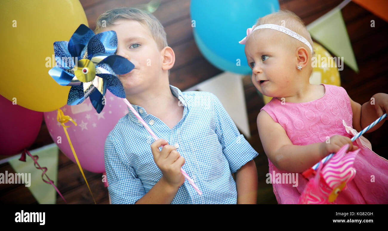 Happy Young boy and little girl at Birthday party Banque D'Images