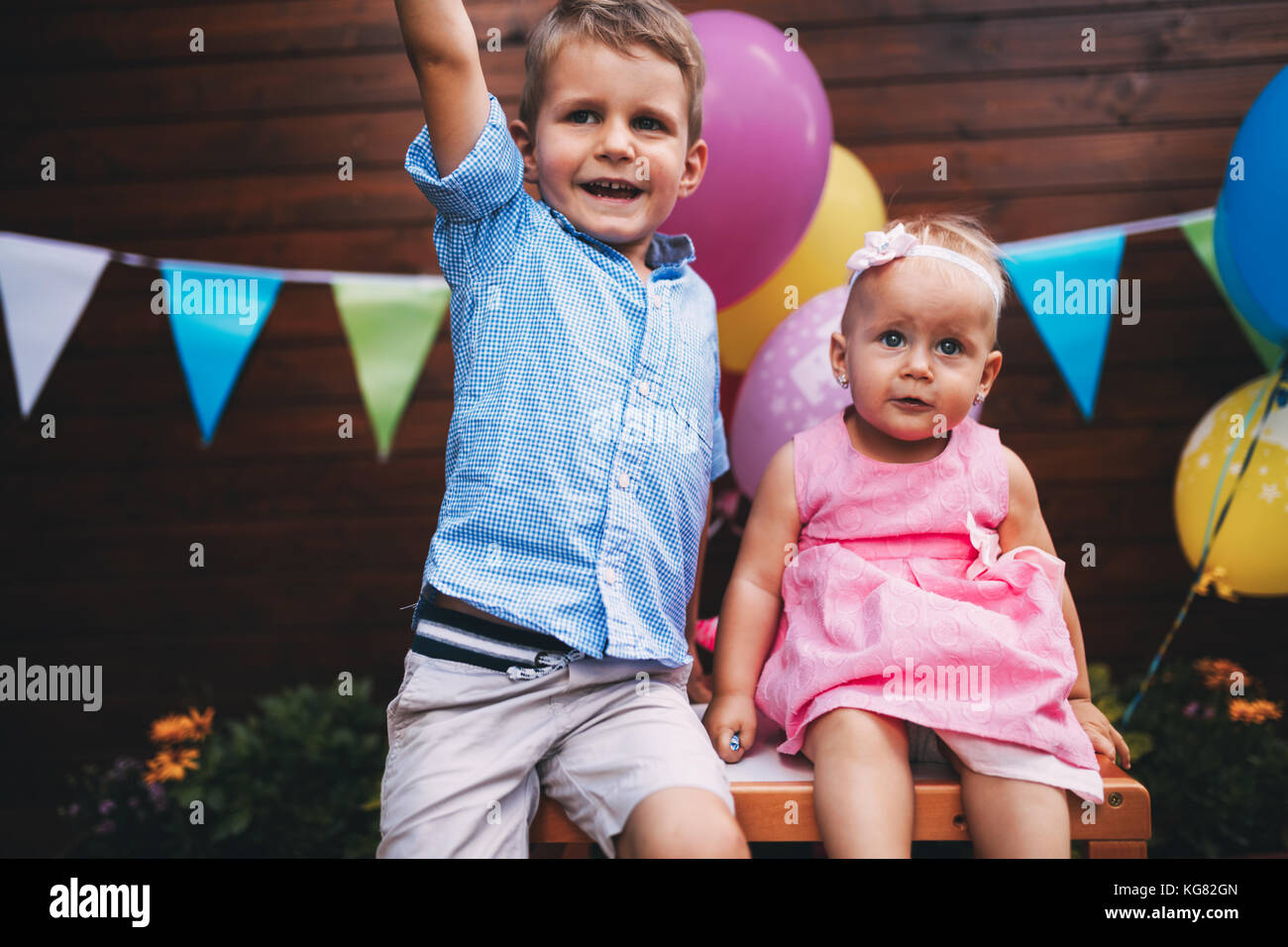 Happy Young boy and little girl at Birthday party Banque D'Images