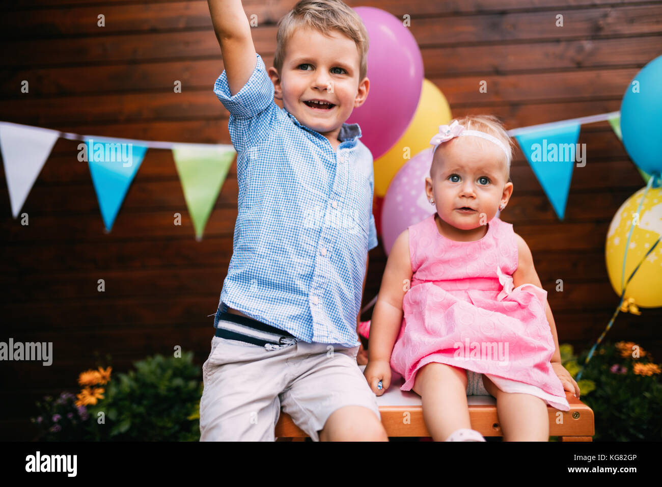 Happy Young boy and little girl at Birthday party Banque D'Images