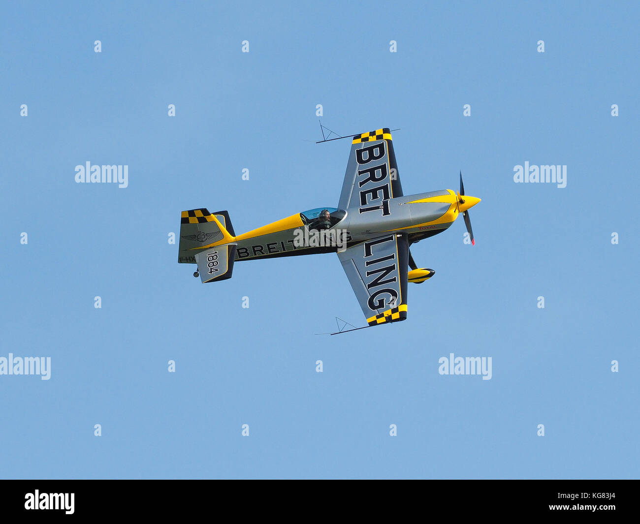 Jesolo, Italie, 27 août 2017 : Aude Lemordant, femme pilote français et champion du monde de voltige pendant air show Banque D'Images