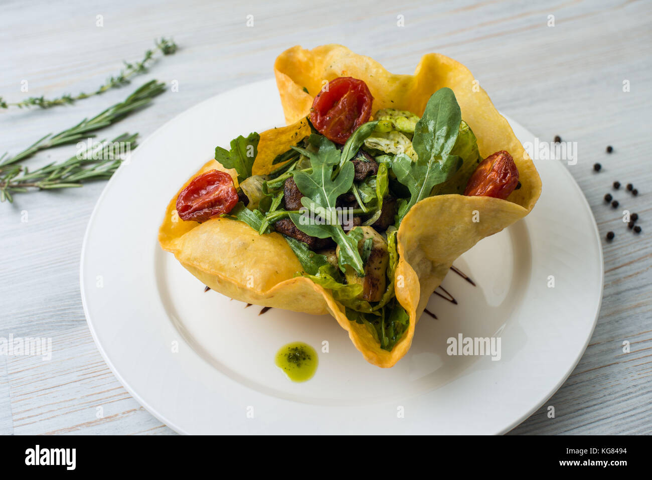 Foie De Boeuf Et Salade De Mangue Dans Le Gateau Sur Une Plaque Blanche Photo Stock Alamy