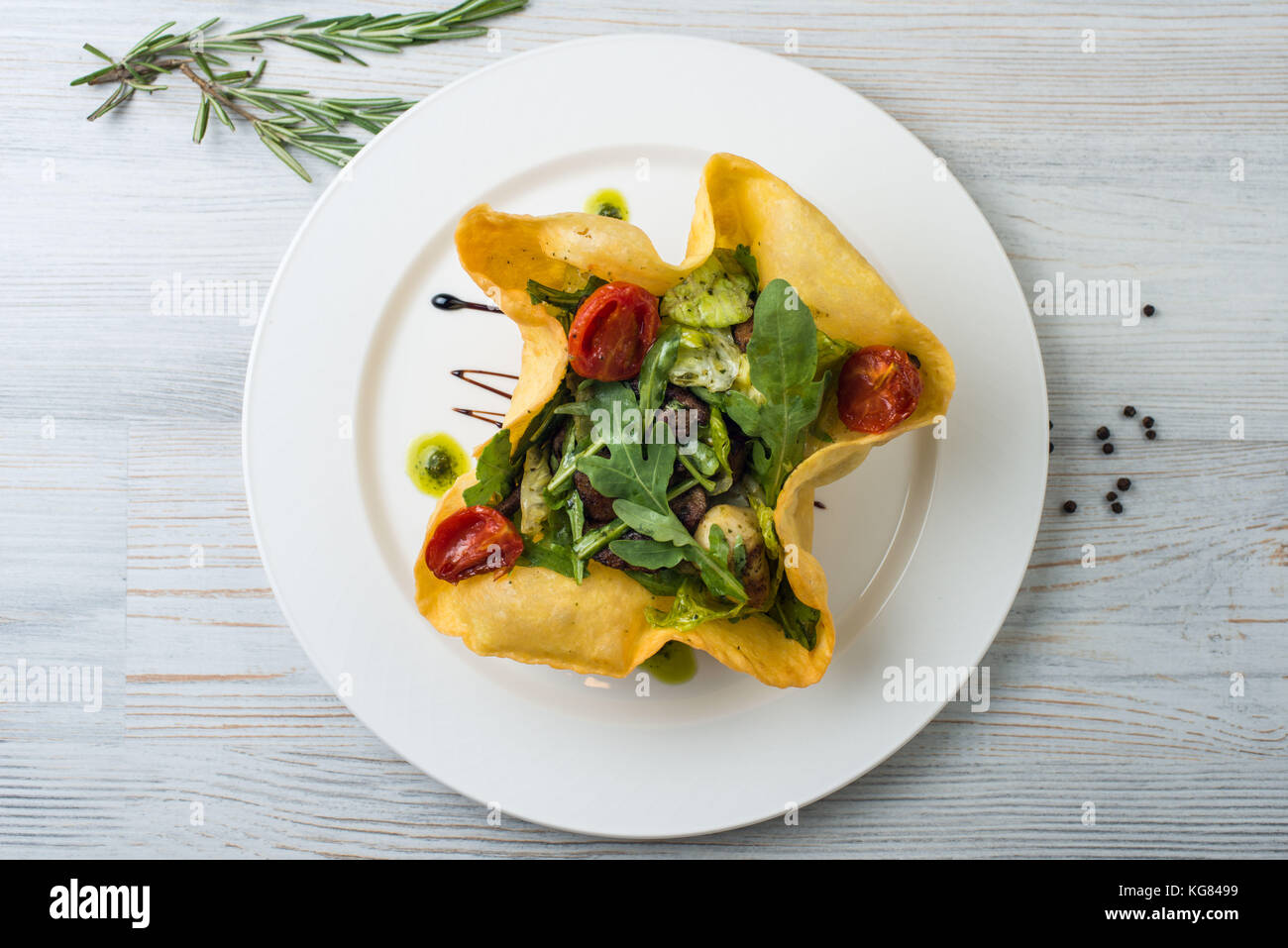 Gateau De Foie Dans Une Assiette Sur Une Table En Bois En Cas De Crepes Et De Legumes Photo Stock Alamy