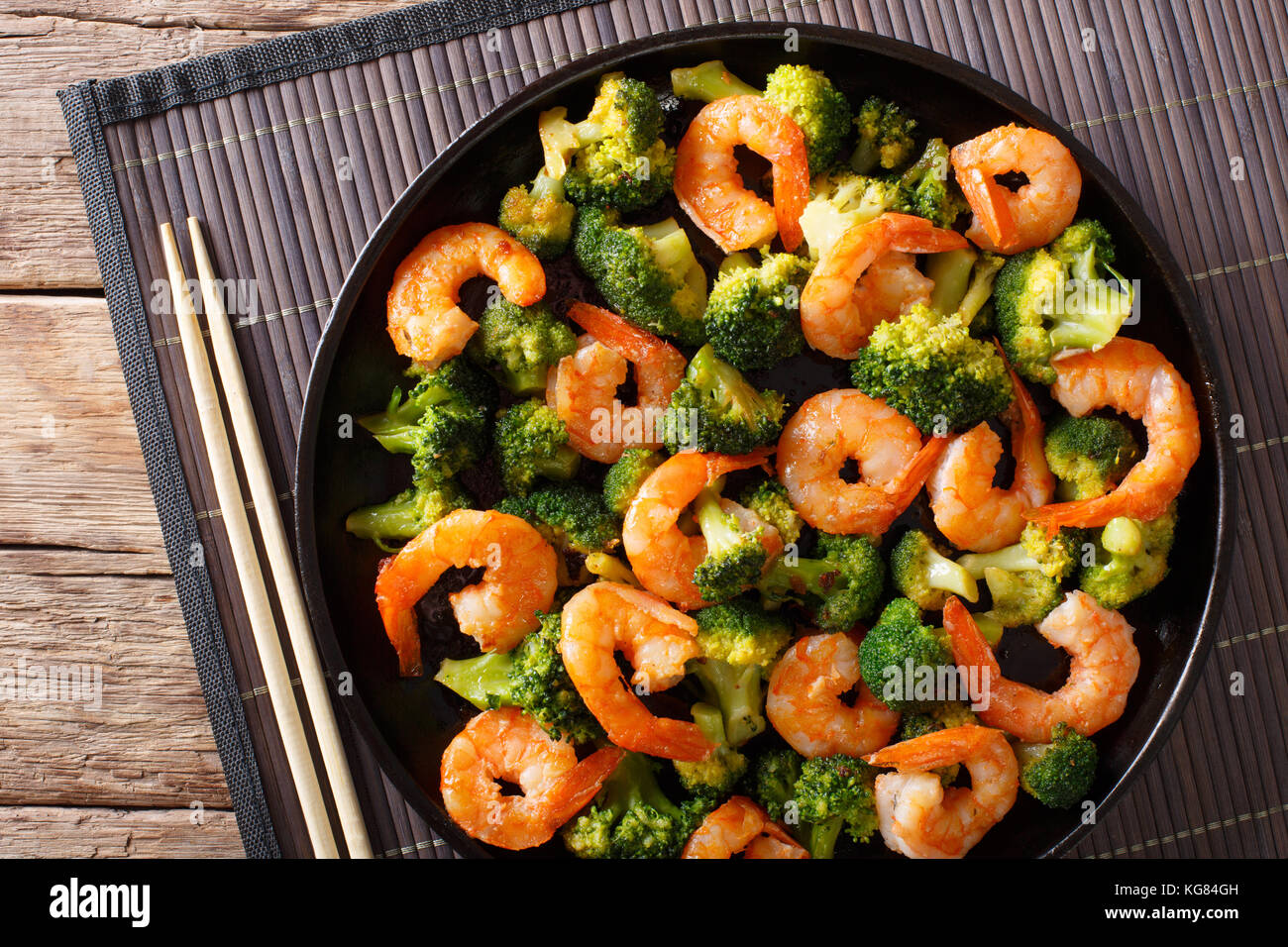 L'alimentation saine : crevettes Brocolis sautés avec gros plan sur une plaque horizontale. haut Vue de dessus Banque D'Images