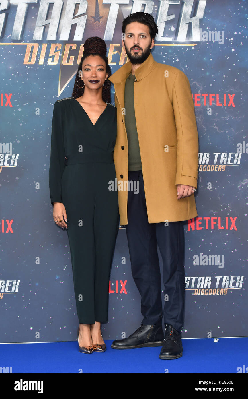 Sonequa Martin-Green et Shazad Latif assistent à un Star Trek : projection de fans de découverte à la Millbank Tower à Londres. Banque D'Images