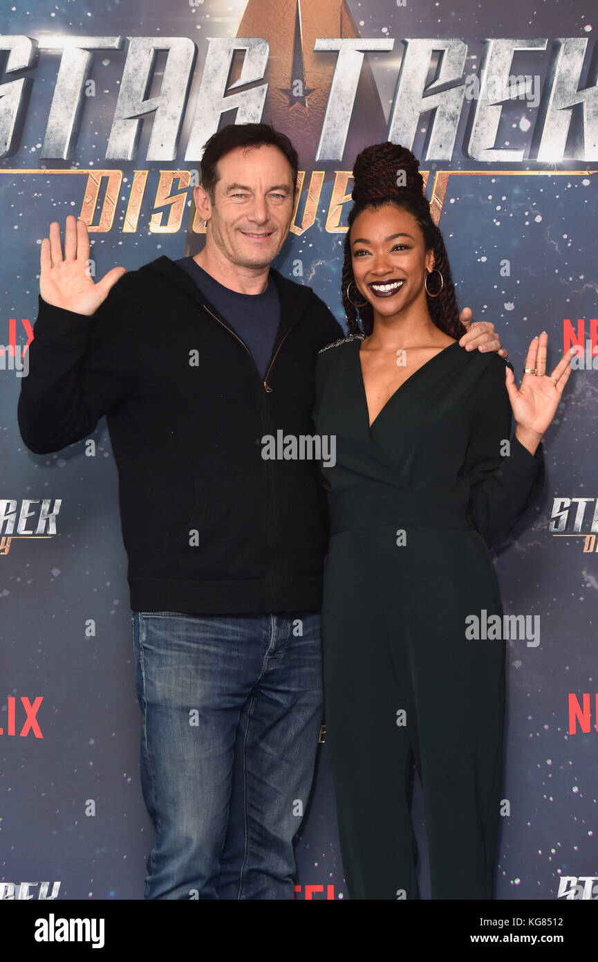 Jason Isaacs et Sonequa Martin-Green photographiés à un Star Trek : projection d'un fan de découverte, à la Milbank Tower à Londres. APPUYEZ SUR ASSOCIATION photo. Date de la photo: Dimanche 5 novembre 2017. Le crédit photo devrait se lire: Matt Crossick/PA Wire. Banque D'Images