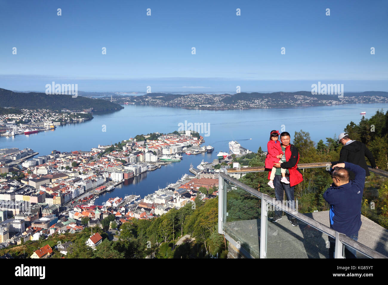 Les touristes de prendre des photos au point d'observation au mont Floyen au-dessus de Bergen, Norvège Banque D'Images