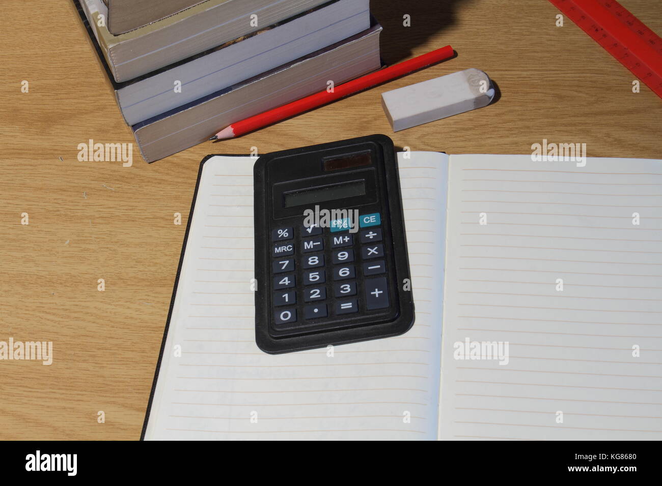 Vue de dessus d'un bureau avec du matériel d'étude et le sida au format paysage Banque D'Images