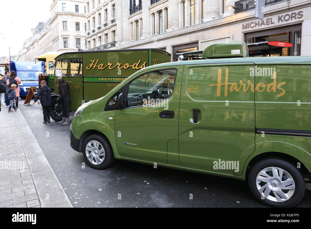 Regent Street dans le West End de Londres est devenu le pays le plus grand libre-à-view motor show. la très commerçante rue est fermée à la circulation et la route rempli de voitures du passé, le présent et l'avenir. près de 200 véhicules sont exposés, dont ceux de l'époque de la voiture sans chevaux jusqu'à la années classiques, aux côtés des voitures à pile de l'avenir. Banque D'Images