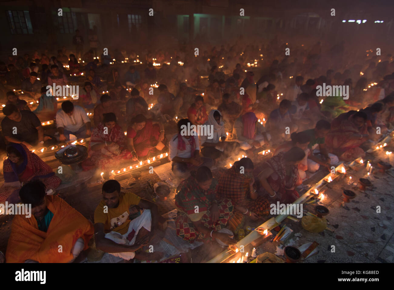 Dhaka, Bangladesh. 4e novembre 2017. Les dévots assister à la prière avec de l'encens et la lumière des lampes à huile avant de rompre le jeûne pendant une Rakher Upabash festival religieux appelé à Dhaka le 4 novembre 2017. Les gens bengali de la foi hindoue au Bangladesh s'asseoir dans la prière pour célébrer le 18e siècle saint hindou Baba Lokenath avec un Rakher Upobas «» la prière et jour de jeûne chaque année des milliers de dévots hindous se rassembler devant Shri Shri Brahmachari Lokenath temple de l'Ashram pour le Rakher Upobash Kartik Brati ou festival religieux en Barodi, près de Dhaka, Bangladesh. Credit : Azim Khan Ronnie/Alamy Live News Banque D'Images