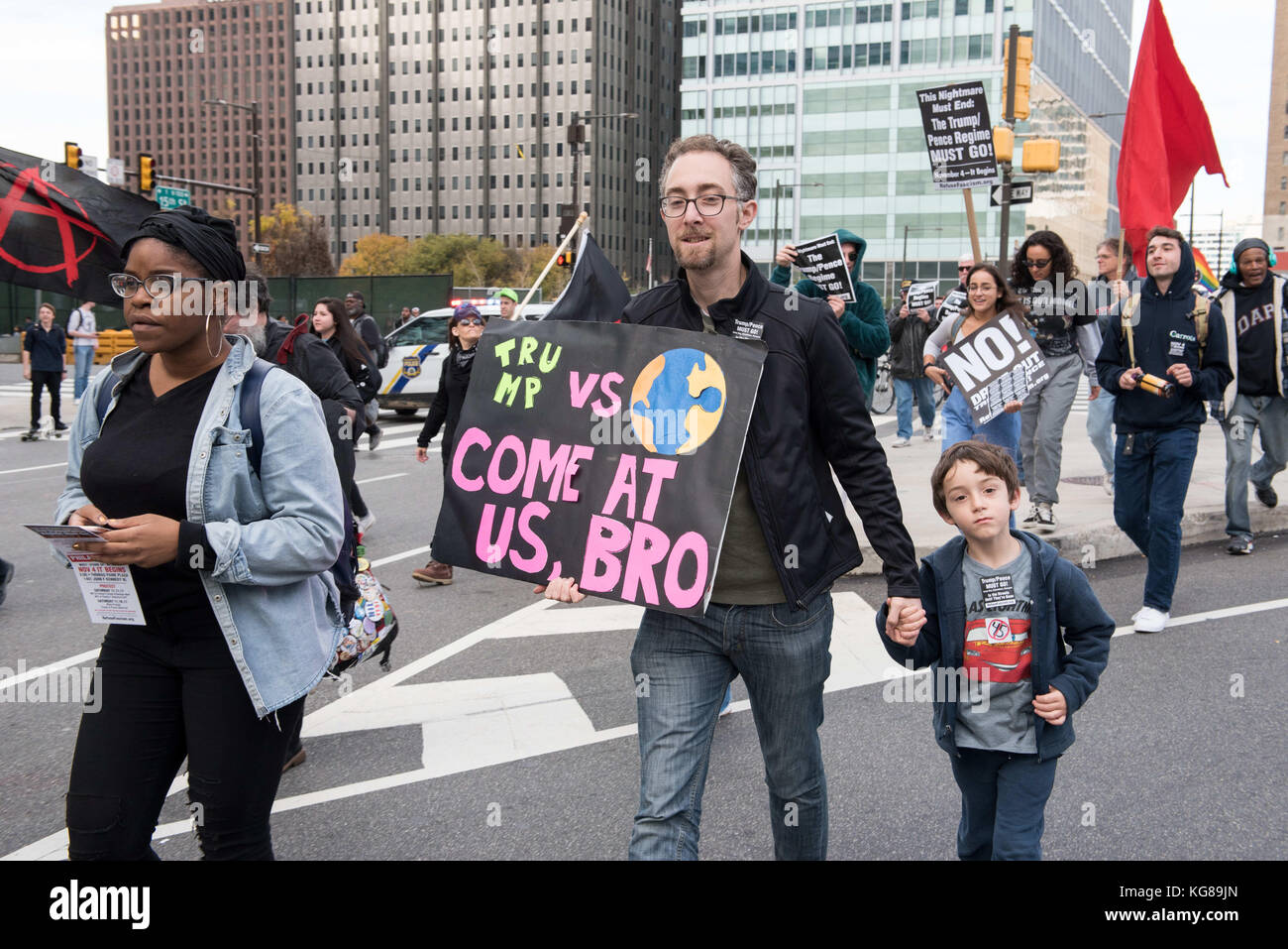 Philadelphie, Pennsylvanie, USA. 4ème nov, 2017. Refuser le fascisme manifestants à la Thomas Payne plaza à Philadelphie pennsylvanie crédit : ricky fitchett/zuma/Alamy fil live news Banque D'Images