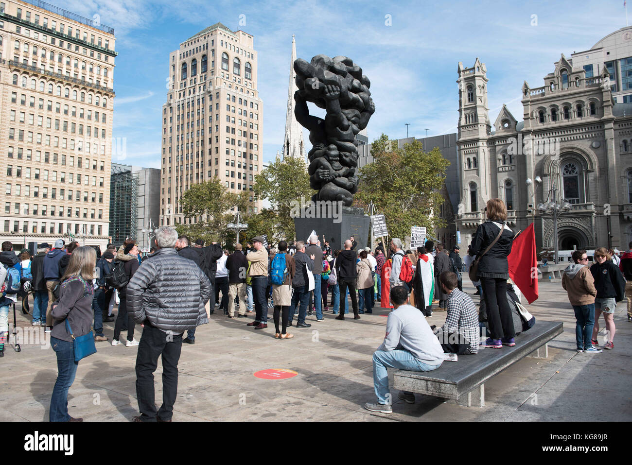 Philadelphie, Pennsylvanie, USA. 4ème nov, 2017. Refuser le fascisme manifestants à la Thomas Payne plaza à Philadelphie pennsylvanie crédit : ricky fitchett/zuma/Alamy fil live news Banque D'Images