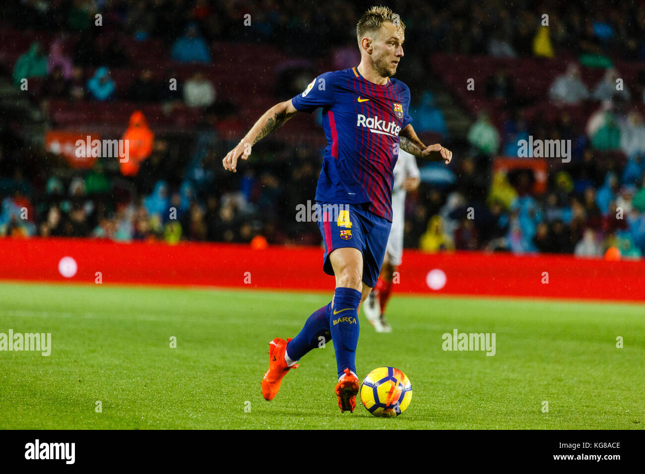 Barcelone, Espagne. 04e novembre 2017. 4 novembre 2017 - Barcelone, Barcelone, Espagne - (04) Rakitique joue le ballon pendant le match de la Liga entre le FC Barcelone et Séville CF joué au Camp Nou. Le match a terminé le 2e-1, le FC Barcelona a gagné. Crédit: Joan Gosa Badia/Alay Live News Banque D'Images