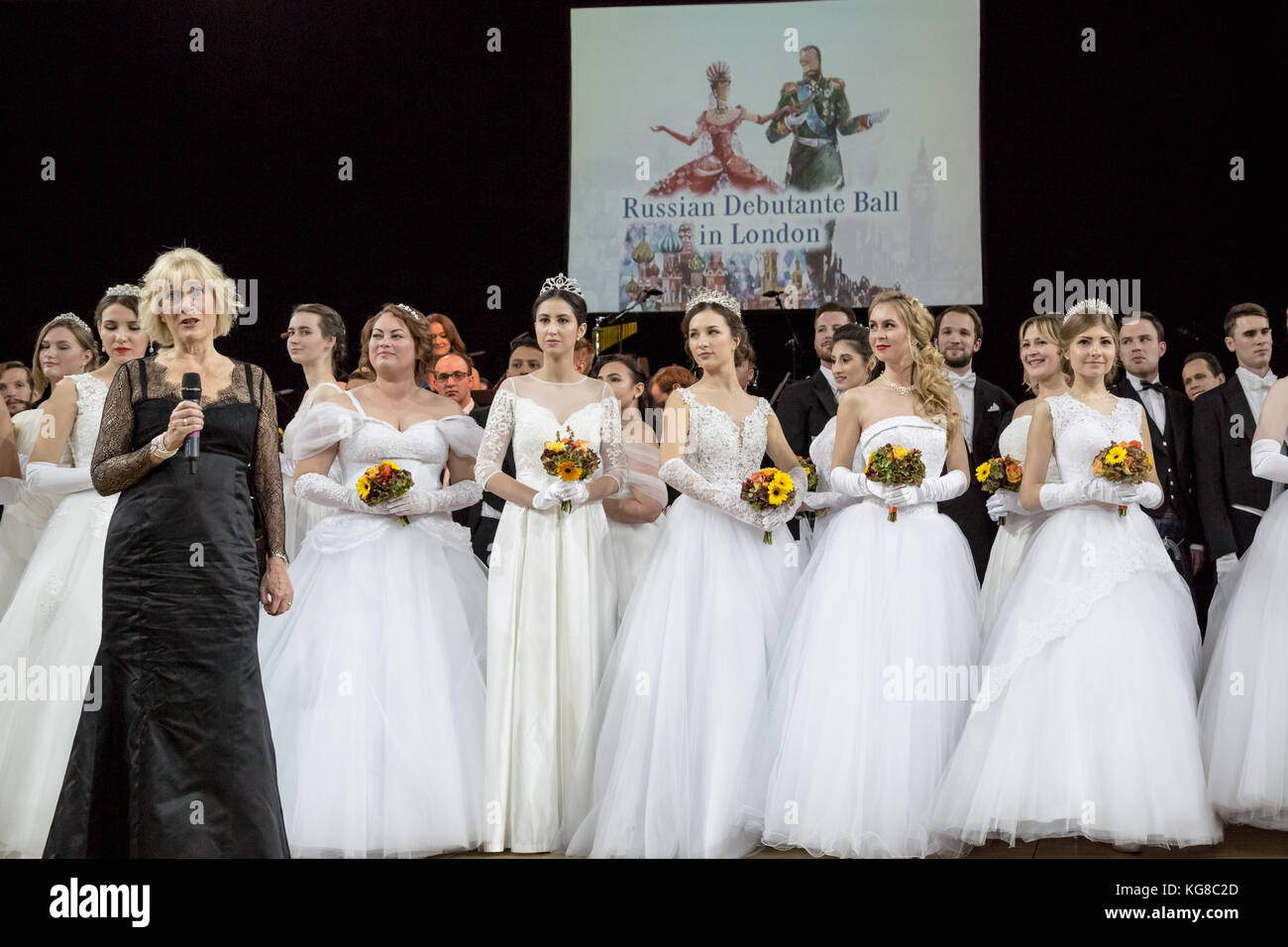 Londres, Royaume-Uni. 4ème Nov, 2017. 5e Fédération de Debutante Ball, tenue à Mayfair's Grosvenor House Hotel, Park Lane, London. Vingt-cinq debutante des couples, âgés de 16 à 25 ans, portait le code vestimentaire strict de marbre blanc longueur robes, gants de contrepartie obligatoire et diadèmes. © Guy Josse/Alamy Live News Banque D'Images