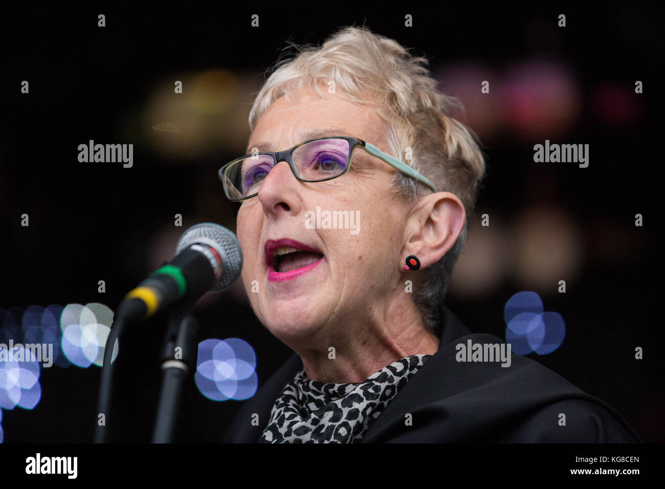 Londres, Royaume-Uni. 4 novembre, 2017. Gail cartmail, secrétaire général adjoint de unite, adresses pour la Palestine qui ont défilé à Londres pour réclamer la justice et l'égalité des droits pour les palestiniens deux jours après le 100e anniversaire de la déclaration Balfour le 2 novembre 1917. crédit : mark kerrison/Alamy live news Banque D'Images