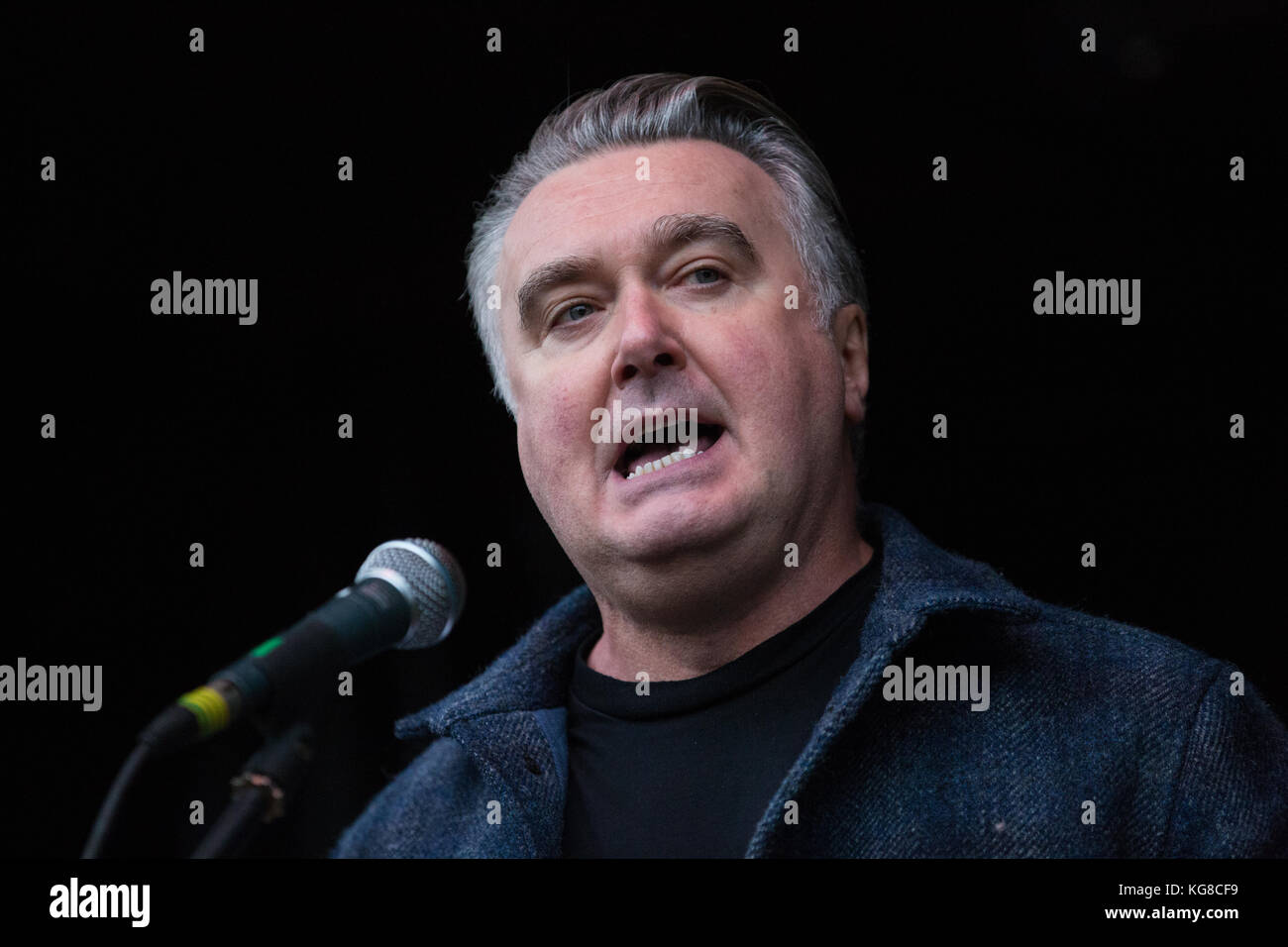 Londres, Royaume-Uni. 4 novembre, 2017. john nicolson, communicateur et ex-snp mp, les militants pour la palestine les adresses qui ont défilé à Londres pour réclamer la justice et l'égalité des droits pour les palestiniens deux jours après le 100e anniversaire de la déclaration Balfour le 2 novembre 1917. crédit : mark kerrison/Alamy live news Banque D'Images