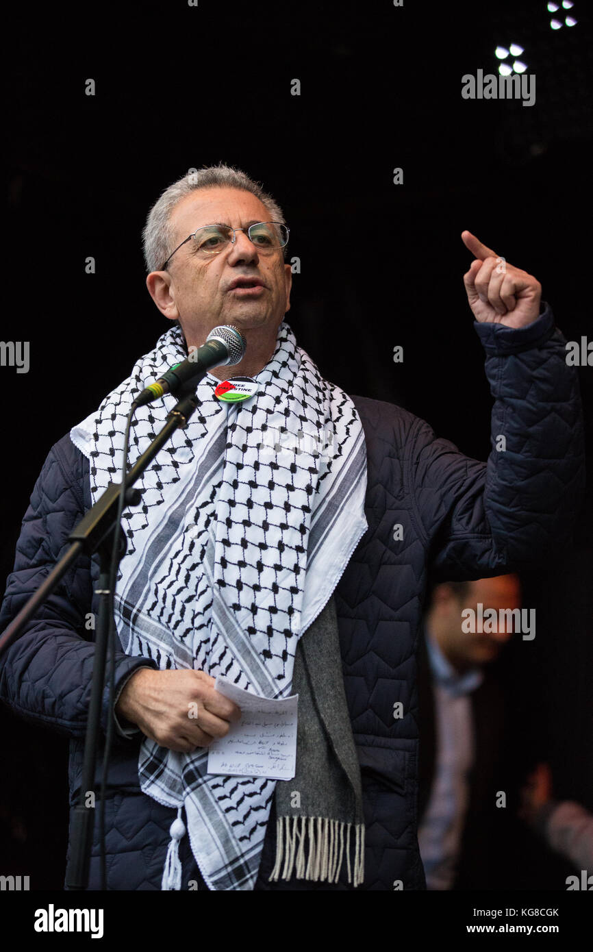 Londres, Royaume-Uni. 4 novembre, 2017. Le Dr Mustafa Barghouti, homme politique palestinien et secrétaire général de l'initiative nationale palestinienne, des militants pour la palestine les adresses qui ont défilé à Londres pour réclamer la justice et l'égalité des droits pour les palestiniens deux jours après le 100e anniversaire de la déclaration Balfour le 2 novembre 1917. crédit : mark kerrison/Alamy live news Banque D'Images