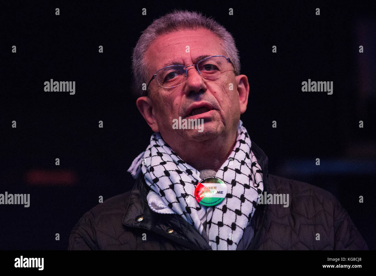 Londres, Royaume-Uni. 4 novembre, 2017. Le Dr Mustafa Barghouti, homme politique palestinien et secrétaire général de l'initiative nationale palestinienne, chante le long d'une interprétation de "awtini' (ma patrie) dirigé par reem kelani, musicien et chanteur palestinien britannique, en place du parlement après une marche pour réclamer la justice et l'égalité des droits pour les palestiniens. crédit : mark kerrison/Alamy live news Banque D'Images