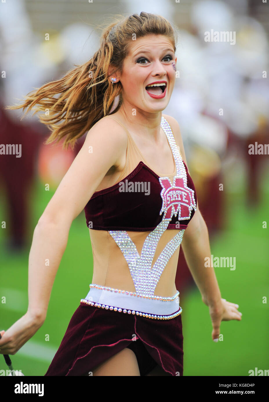 Novembre 04, 2017 ; STARKVILLE, MS, USA ; Un cheerleader MSU fonctionne à la NCAA D1 match de football entre MSU et UMass. Les Bulldogs de battre la MSU Minuteman UMass 34-23. Kevin Langley/CSM Banque D'Images