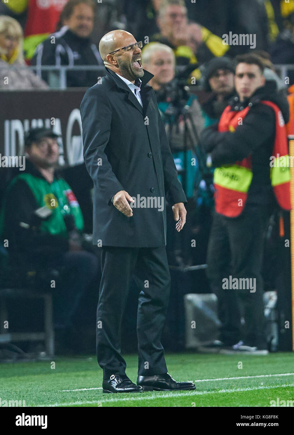 Premier soccer league, Dortmund, novembre 04, 2017 Peter Bosz, entraîneur de bvb Triste, Déçu, en colère contre Borussia Dortmund - FC Bayern Munich 1-3 match ligue de football allemande de Dortmund, novembre 03, 2017, saison 2017-2018 â© peter schatz / alamy live news Banque D'Images