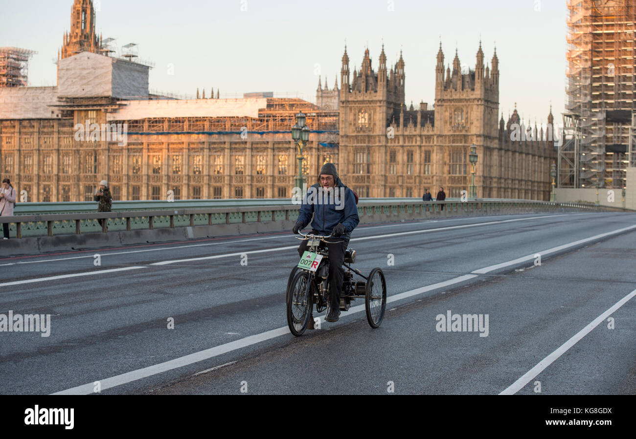 Westminster Bridge, Londres, Royaume-Uni. 5 novembre 2017. Bonhams de Londres à Brighton, véhicule vétéran, soutenu par Hiscox, le plus long événement automobile au monde datant de 1927, sur le pont de Westminster avec échafaudage couvert Big Ben lors du pèlerinage annuel à Brighton depuis Hyde Park dans le centre de Londres et organisé par le Royal automobile Club. 1897 tricycle de Dion Bouton. Crédit : Malcolm Park/Alay Live News. Banque D'Images
