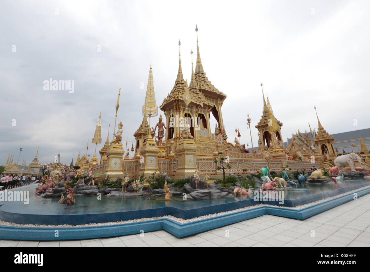 Bangkok Thaïlande 05 novembre 2017 le royal de l'urne avec les cendres de feu le roi thaïlandais portant dans le crématorium royal ,un magnifique monument monument digne d'un roi,à Sanam Luang, Bangkok,daily visiteurs, principalement de la Thaïlande ,viennent dans une grande arène où,ils sont donnés de la nourriture et des boissons gratuites pendant qu'ils attendent leur tour pour aller obtenir à proximité du Royal crématorium et ceux qui le souhaitent peuvent voir et exposition sur la fin des rois la vie dans 5 pavillons disséminés dans le recinte històric.paul quezada-neiman/Alamy live news Banque D'Images