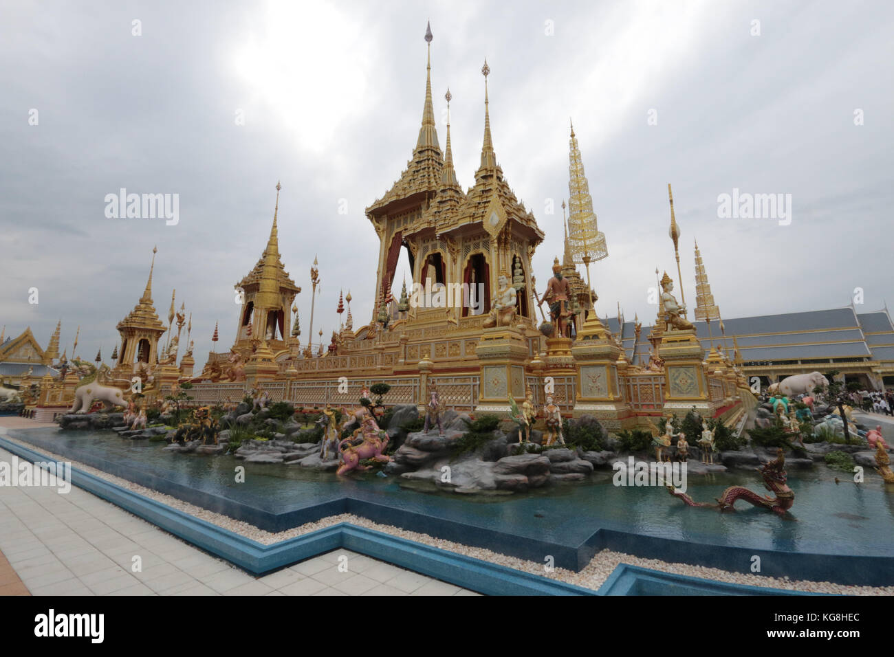 Bangkok Thaïlande 05 novembre 2017 le royal de l'urne avec les cendres de feu le roi thaïlandais portant dans le crématorium royal ,un magnifique monument monument digne d'un roi,à Sanam Luang, Bangkok,daily visiteurs, principalement de la Thaïlande ,viennent dans une grande arène où,ils sont donnés de la nourriture et des boissons gratuites pendant qu'ils attendent leur tour pour aller obtenir à proximité du Royal crématorium et ceux qui le souhaitent peuvent voir et exposition sur la fin des rois la vie dans 5 pavillons disséminés dans le recinte històric.paul quezada-neiman/Alamy live news Banque D'Images